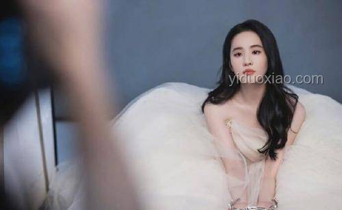刘亦菲大背头造型挑战，解锁我的霸总新身份💇‍♀️✨